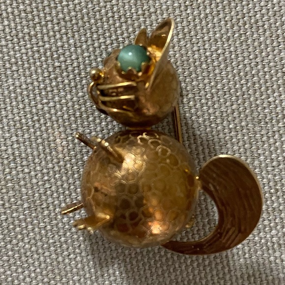 Elegant 14K Gold Vintage Italian Cat Brooch with Nephrite Jade Accents - Picture 4 of 5